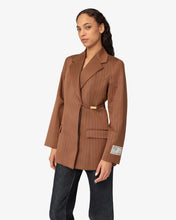 Carica l'immagine nel visualizzatore di Gallery, Pinstripe Clip Blazer | Women Coats & Jackets Brown | GCDS®