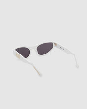 Carica l'immagine nel visualizzatore di Gallery, GD024 CAT-EYE SUNGLASSES: Unisex Sunglasses White | GCDS