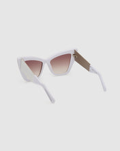Carica l'immagine nel visualizzatore di Gallery, GD0026 Cat-eye sunglasses : Women Sunglasses White | GCDS