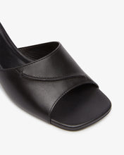 Carica l&#39;immagine nel visualizzatore di Gallery, Leather Logo Chain Sandals
