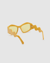 Load image into Gallery viewer, GD023 GEOMETRIC SUNGLASSES: Unisex Sunglasses Yellow | GCDS
