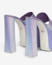 Carica l&#39;immagine nel visualizzatore di Gallery, Holographics Platform Sandals : Women Shoes Silver/Lilac | GCDS Spring/Summer 2023
